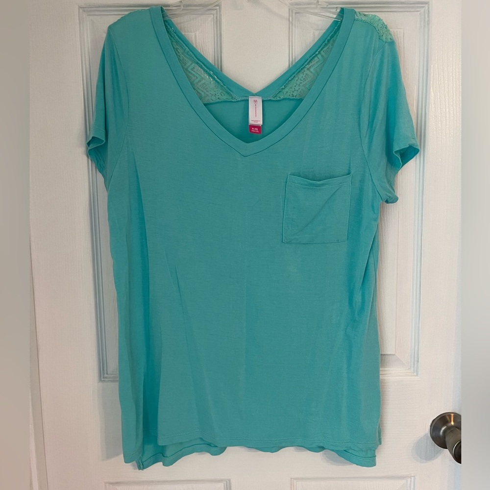 No Boundaries top